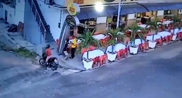 Garçom morre seis dias após ser atingido por tiro durante tentativa de assalto
