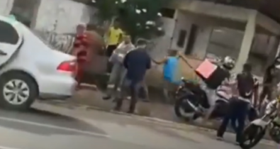 Vídeo; Homem é agredido por populares após atropelar motoboy e fugir do local