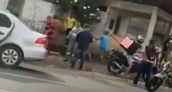 Vídeo; Homem é agredido por populares após atropelar motoboy e fugir do local