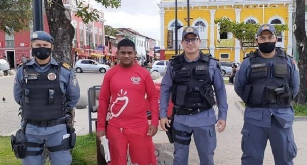 Tenente ajuda a realizar sonho de vendedor de picolé que quer ser policial