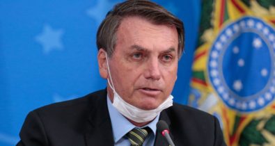 Bolsonaro anuncia MP que aumenta salário mínimo para R$1.100,00 em 2021