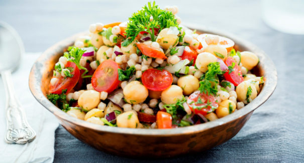 Veja como fazer salada com grão de bico