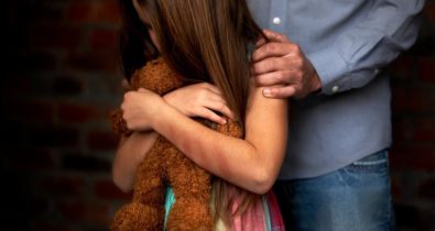 Mãe e padrasto são presos por abusar duas crianças de 9 e 11 anos