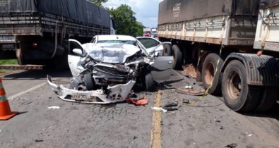 Grave acidente entre carreta e carro de passeio na BR-135 deixa 5 mortos e 2 feridos