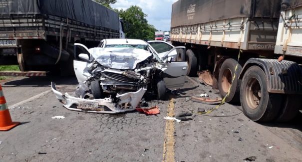 Grave acidente entre carreta e carro de passeio na BR-135 deixa 5 mortos e 2 feridos