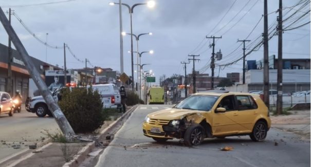 Carro colide com poste e atrapalha trânsito no Angelim