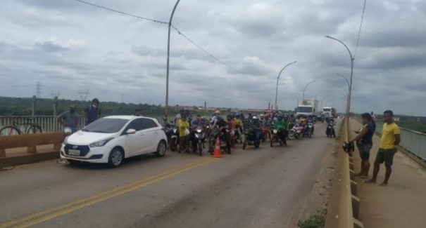 Colisão entre motocicleta e caminhão deixa uma pessoa morta
