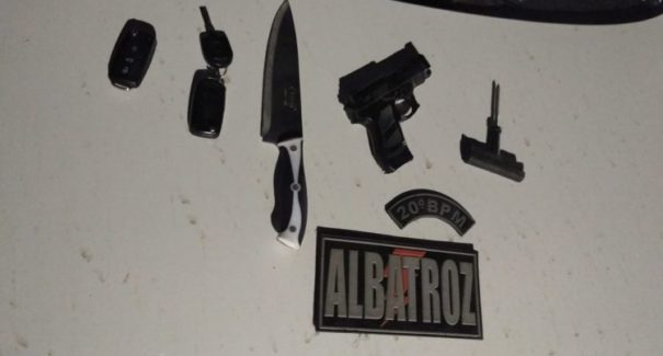 Cinco homens são presos depois de roubar táxi e manter motorista refém