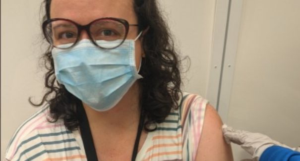 “Fiquei muito emocionada”, diz brasileira que recebeu vacina contra Covid-19