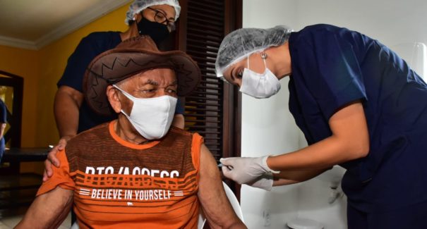 São Luís inicia vacinação de idosos contra covid