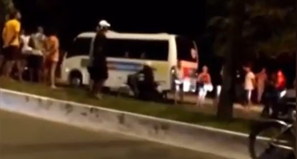 Vídeo: Suspeito de assaltar van é morto por policial à paisana