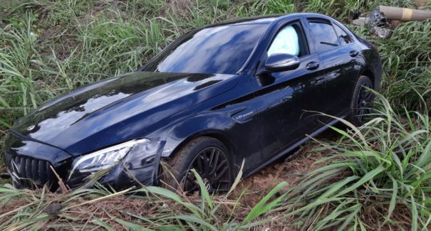Automóvel sofre colisão contra poste na BR-135, no bairro Ananandiba
