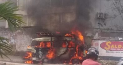 Vídeo: Kombi pega fogo em posto de gasolina