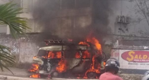Vídeo: Kombi pega fogo em posto de gasolina