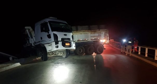 Acidente com carreta deixa ponte do Estreito dos Mosquitos interditada