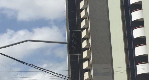 Noite chuvosa deixa semáforos apagados e bairros sem energia em São Luís