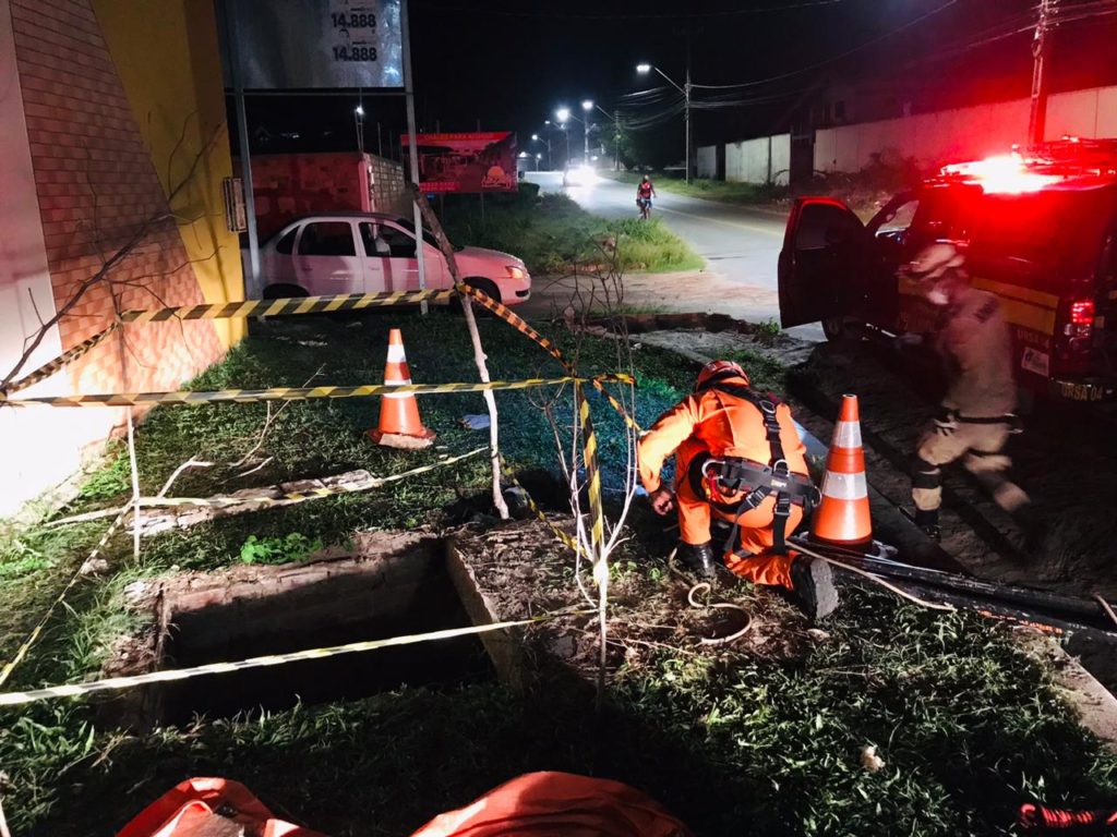 Vídeo: Bombeiros resgatam adolescente e homem que caíram em bueiro
