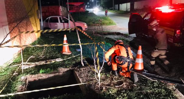 Vídeo: Bombeiros resgatam adolescente e homem que caíram em bueiro