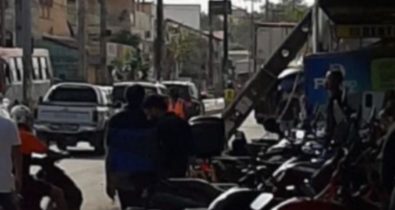 Caminhão derruba poste no João Paulo e deixa bairros sem energia