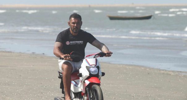 Minotauro e Flávio Canto curtem as belezas de Tutóia e praticam kitesurf