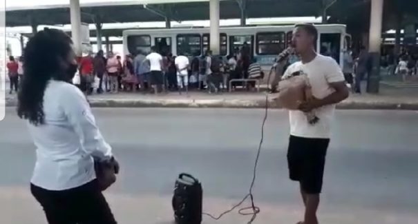 Casal rouba a cena com pedido de casamento em terminal de integração