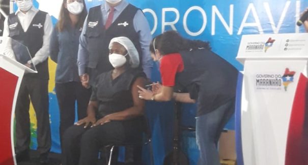Cinco pessoas receberam as primeiras doses de vacinação nesta segunda