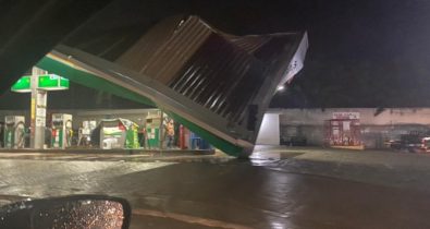 Vídeo: Teto de posto de gasolina desaba após forte ventania em Barreirinhas