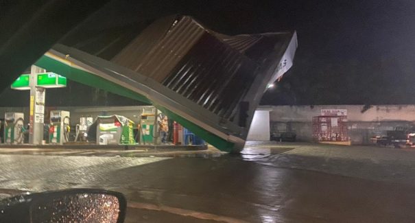 Vídeo: Teto de posto de gasolina desaba após forte ventania em Barreirinhas