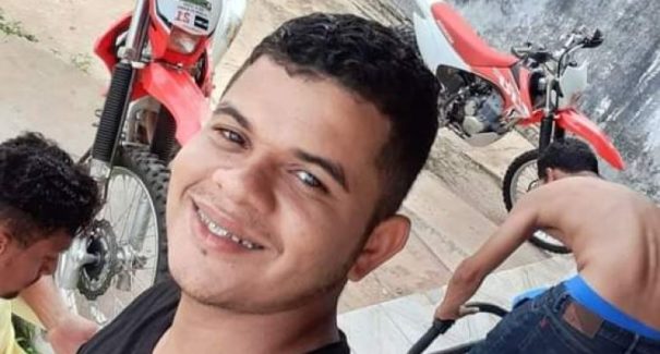Jovem é assassinado com golpes de faca dentro de bar