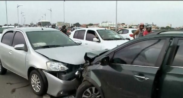 Colisão frontal deixa uma pessoa ferida e trânsito parado na ponte Bandeira Tribuzzi