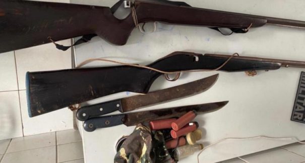 Dupla é presa andando com armas de fogo no meio da rua em Codó