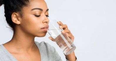 Beber água de 15 em 15 minutos ajuda a prevenir Covid-19? Checamos!