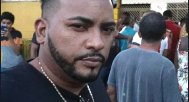 Homem é assassinado no meio da rua em festa de pré-carnaval