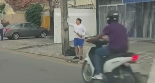 Vídeo: Jovens militantes são atacados por rojão durante ato contra Bolsonaro