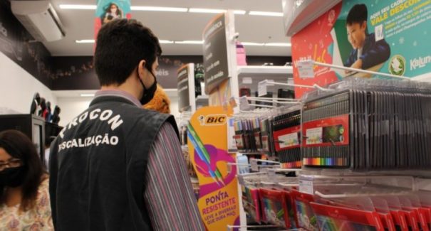 Procon identifica variação de até 223% no preço de materiais escolares
