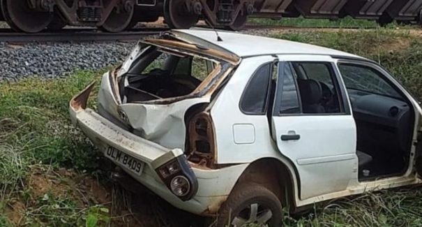 Colisão entre carro e trem deixa duas pessoas feridas