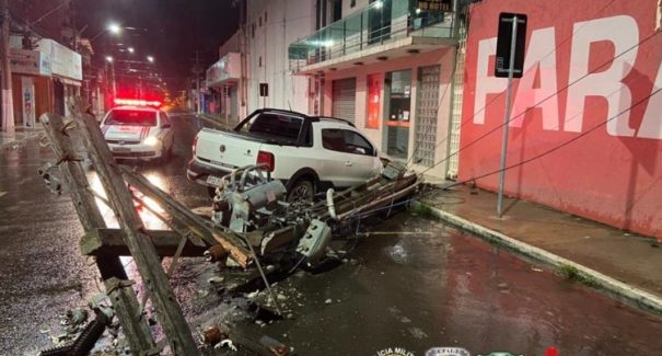 Motorista perde o controle e derruba poste em Imperatriz