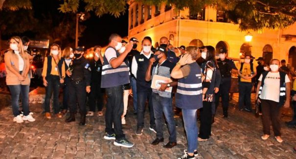 Agentes da prefeitura realizam fiscalização contra aglomerações na capital
