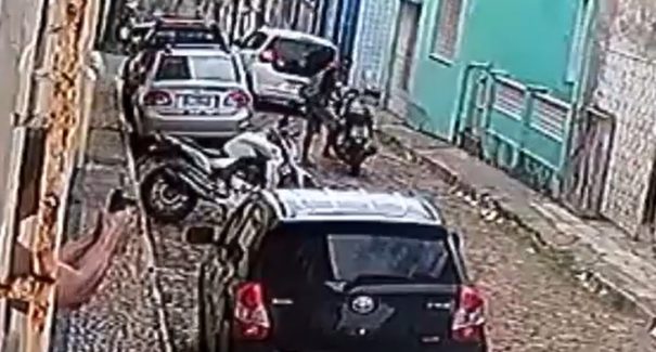 Vídeo: Tentativa de furto é registrada por câmera de segurança no Centro