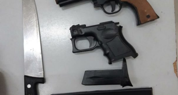 Apreendidos dois adolescentes portando simulacro de arma de fogo em coletivo