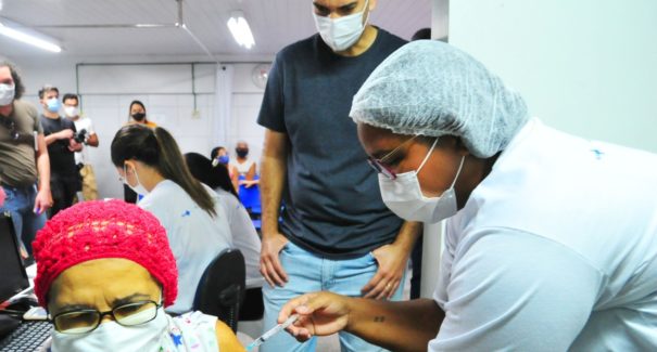 Pacientes oncológicos começam a ser vacinados contra Covid-19