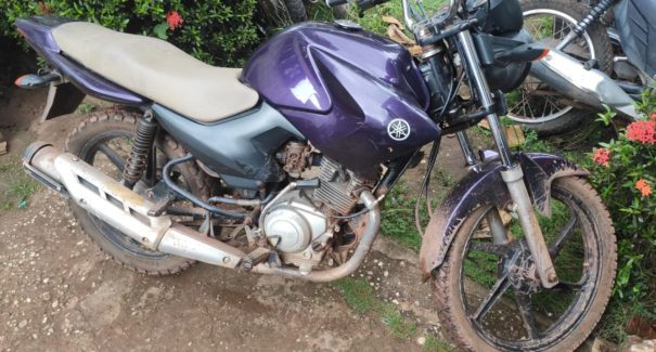 Dois indivíduos são apreendidos com drogas e motocicleta roubada