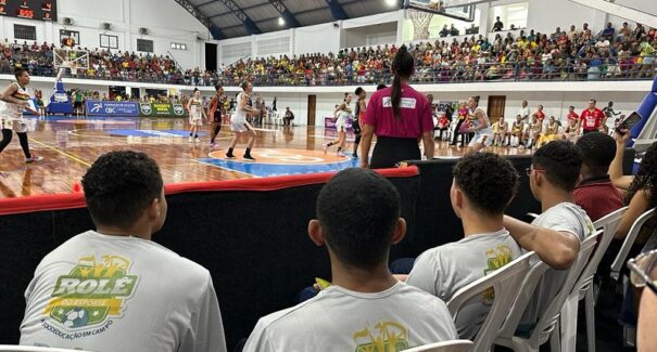 Jovens socioeducandos acompanham partidas do time Sampaio Basquete