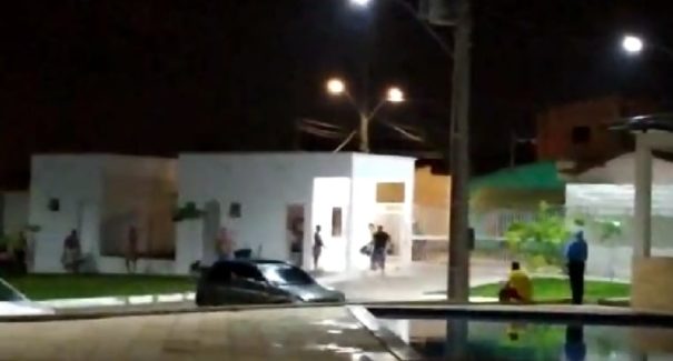 Vídeo: Policial de folga tem ataque de fúria e intimida porteiro de condomínio