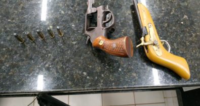 Polícia prende duas pessoas por posse ilegal de arma de fogo