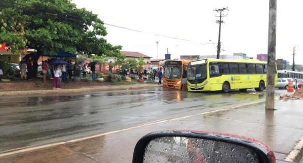Asfalto cede e ônibus ficam presos em buraco