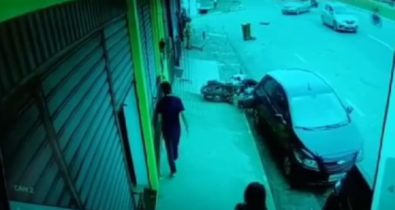 VÍDEO: Câmera flagra colisão entre carro e moto na Cohab