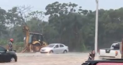 VÍDEOS: Forte chuva provoca alagamentos e outros transtornos no Araçagy