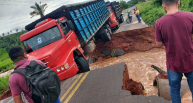 Chuva arrebenta estrada e carreta fica suspensa na MA-012