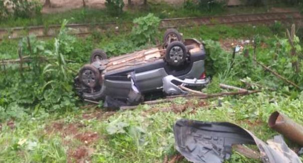 Carro cai em barranco após acidente na BR-316